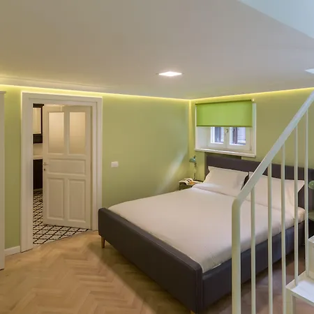 Little Mansion Next To Parliament Palace