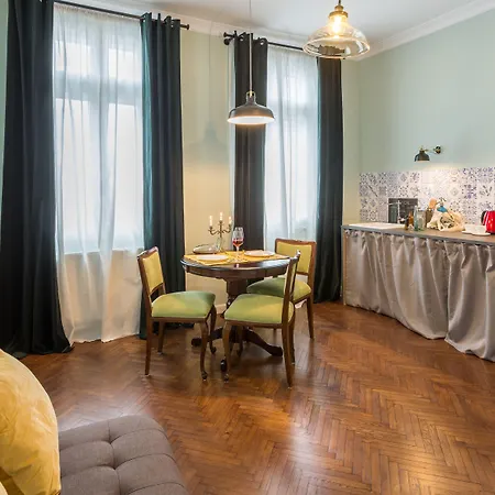 Little Mansion Next To Parliament Palace Βουκουρέστι