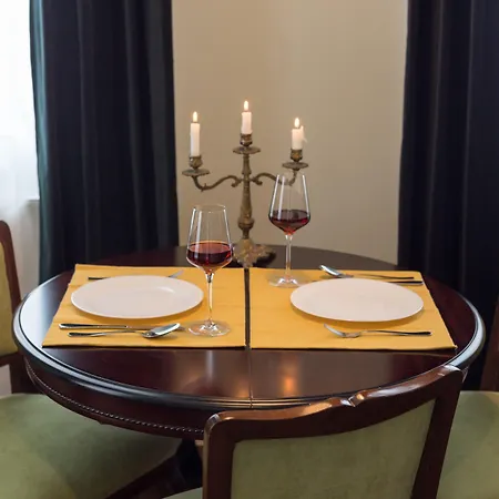 Little Mansion Next To Parliament Palace Βουκουρέστι