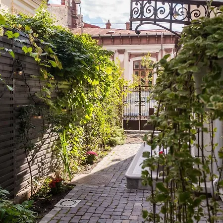 Little Mansion Next To Parliament Palace