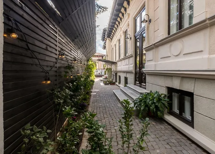 Little Mansion Next To Parliament Palace