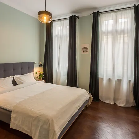 Little Mansion Next To Parliament Palace Bucharest