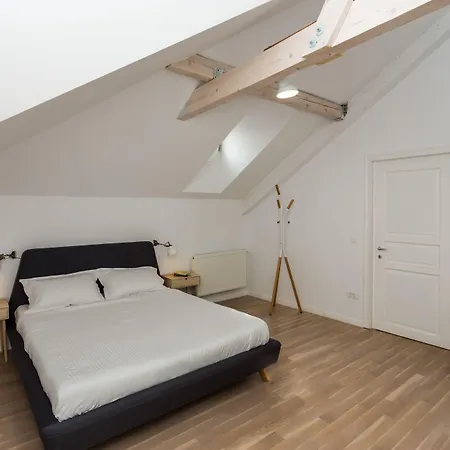 Little Mansion Next To Parliament Palace