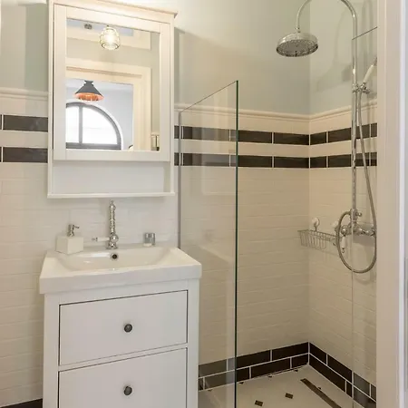 Little Mansion Next To Parliament Palace