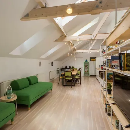 Little Mansion Next To Parliament Palace