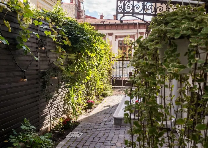 Little Mansion Next To Parliament Palace