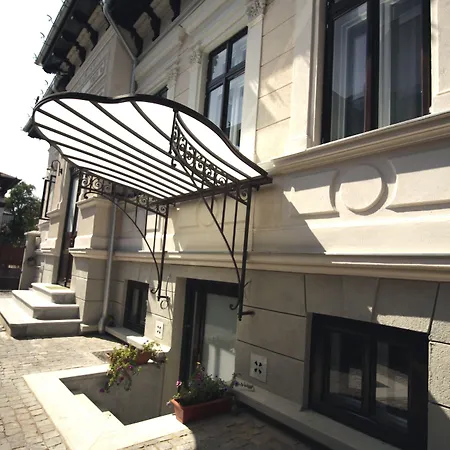 Little Mansion Next To Parliament Palace