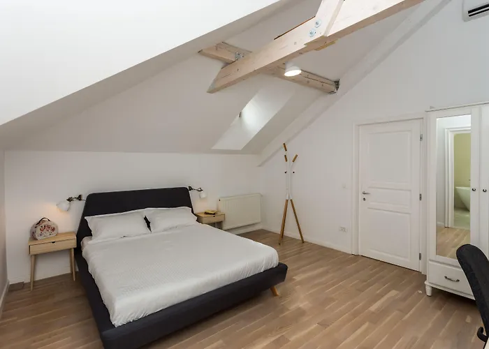 Little Mansion Next To Parliament Palace