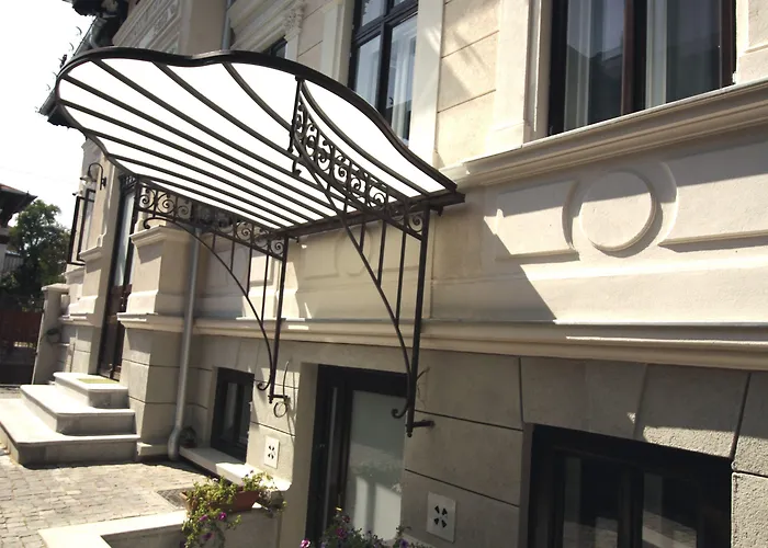 Little Mansion Next To Parliament Palace