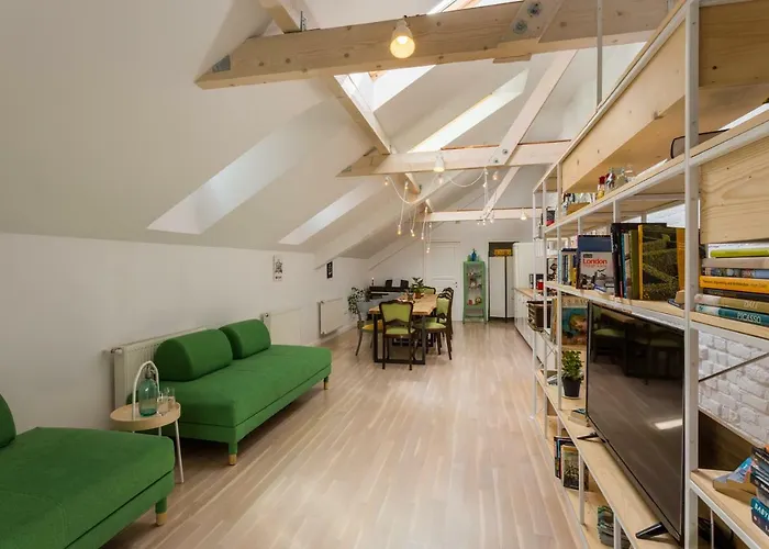 Little Mansion Next To Parliament Palace